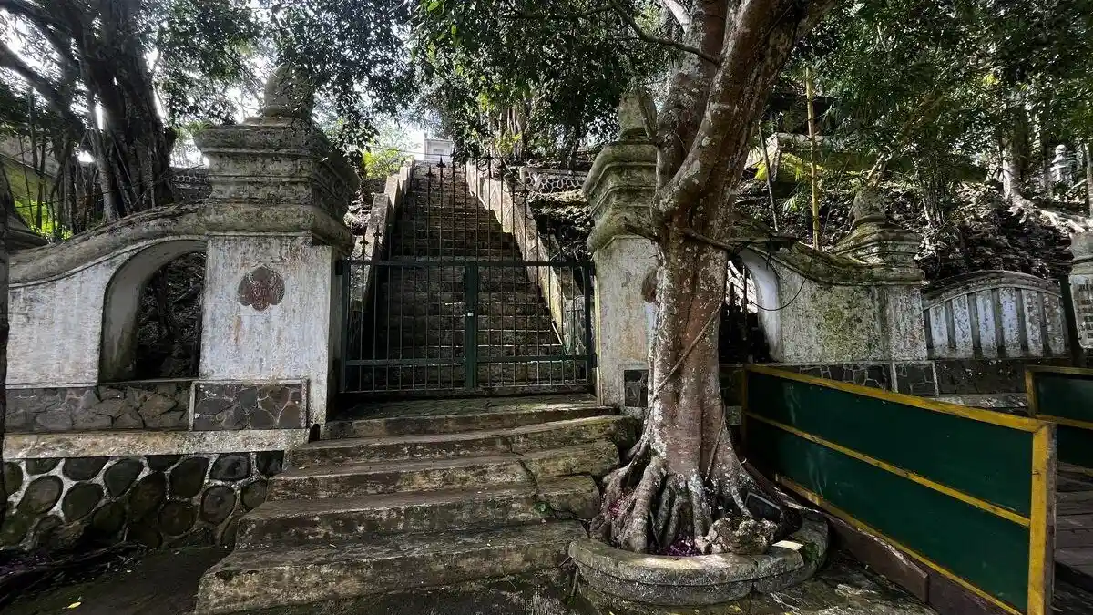 Pertapaan Kembang Lampir